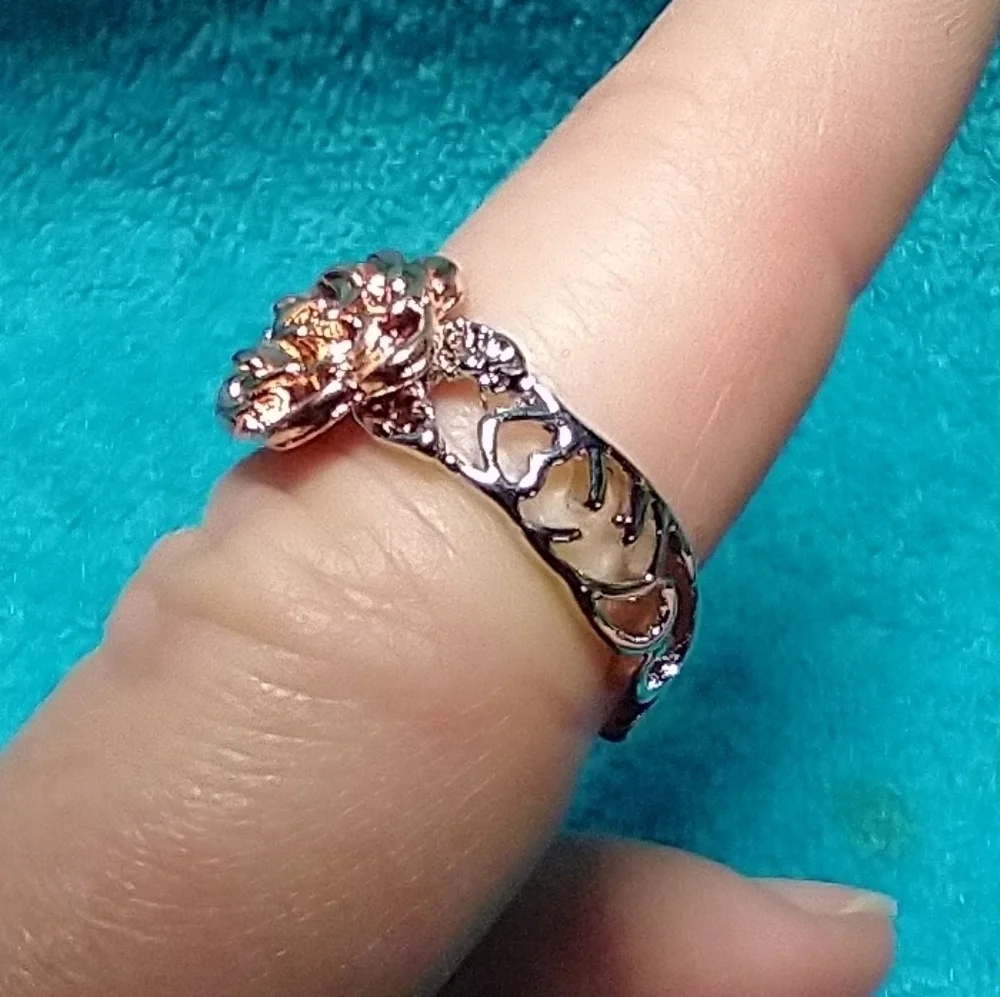 Goldtone rose silvertone band flower floral ring